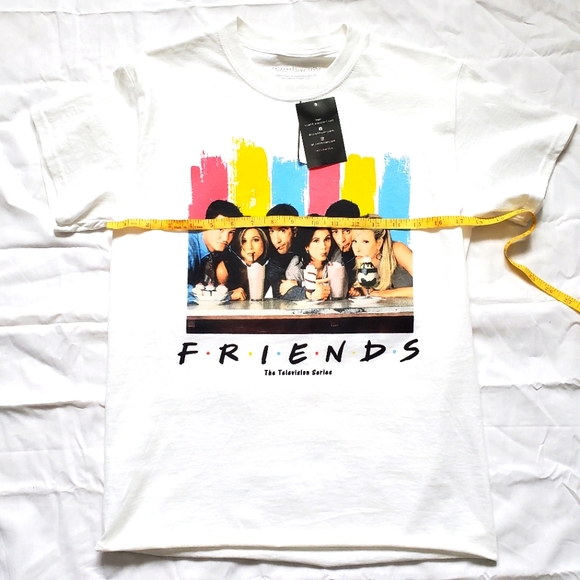 Friends Graphic T-shirt - Picture 8 of 10